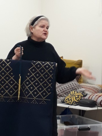 Lekcija, nodarbība par arheoloģiskā tērpa izveidi “Krāsas un to nozīme baltu 3.-13. gadsimta apģērbā”  Vadītāja, audēja Viktorija Grāvīte